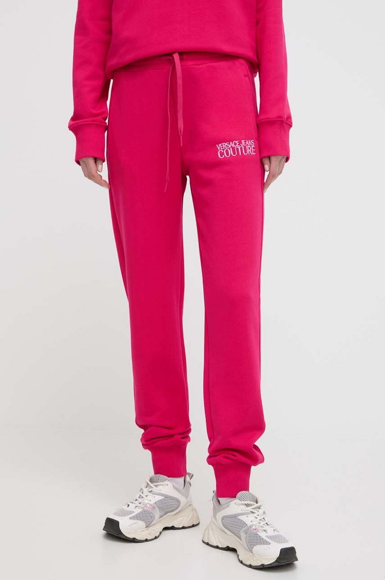 Versace Jeans Couture spodnie dresowe kolor różowy z aplikacją 76HAAT01 CF01T