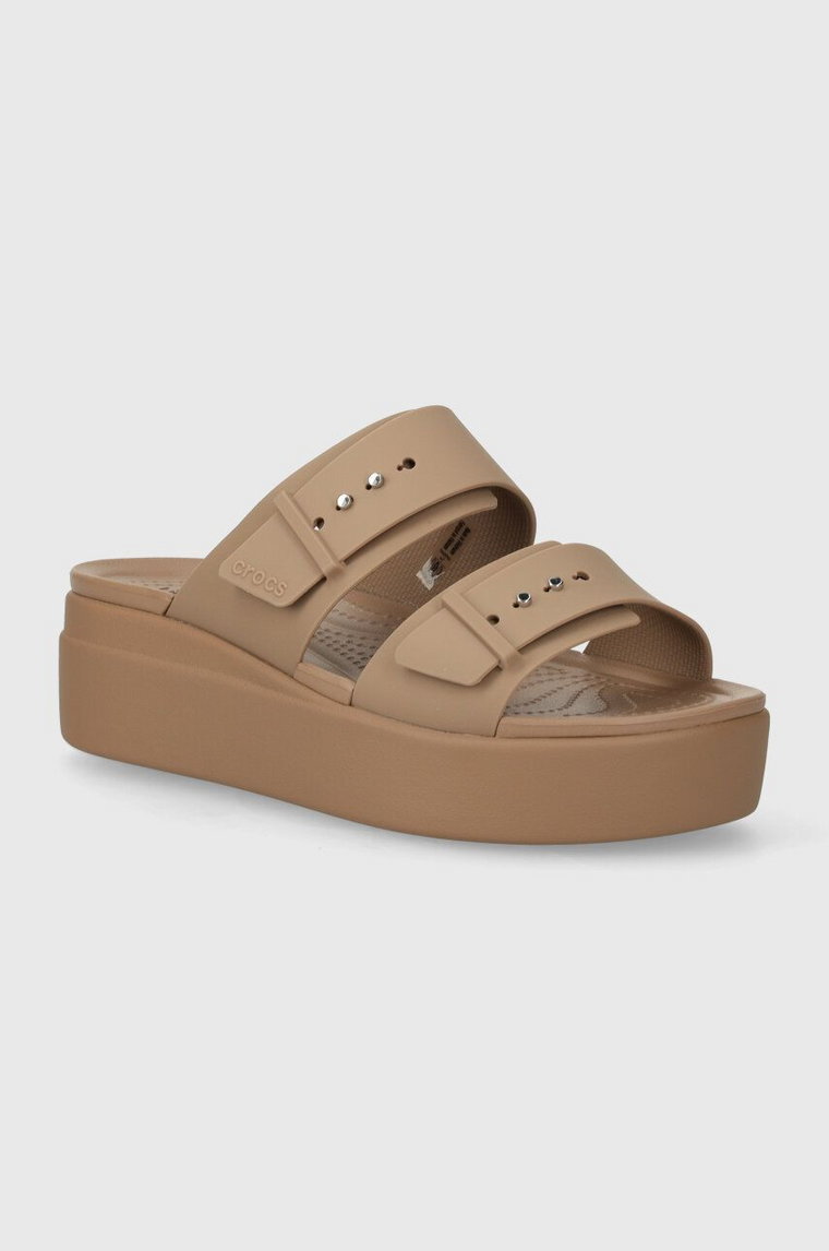 Crocs klapki Brooklyn Low Wedge Sandal damskie kolor brązowy na platformie 207431