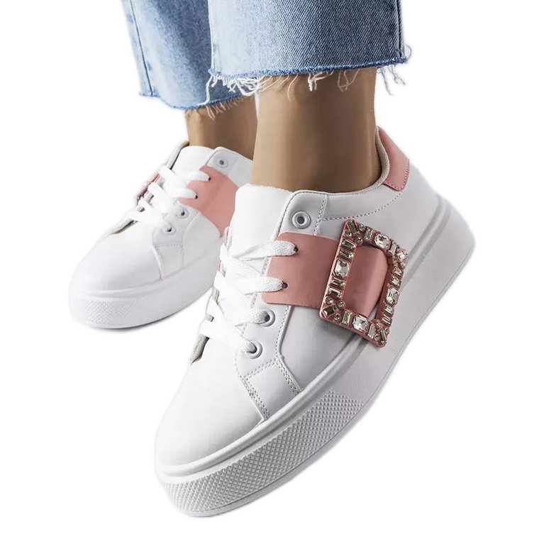 Białe sneakersy zdobione różową klamerką Ike