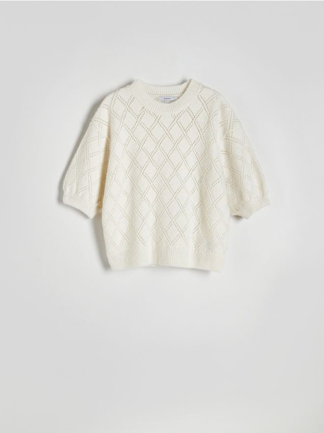 Reserved - Sweter w ażurowy wzór - kremowy
