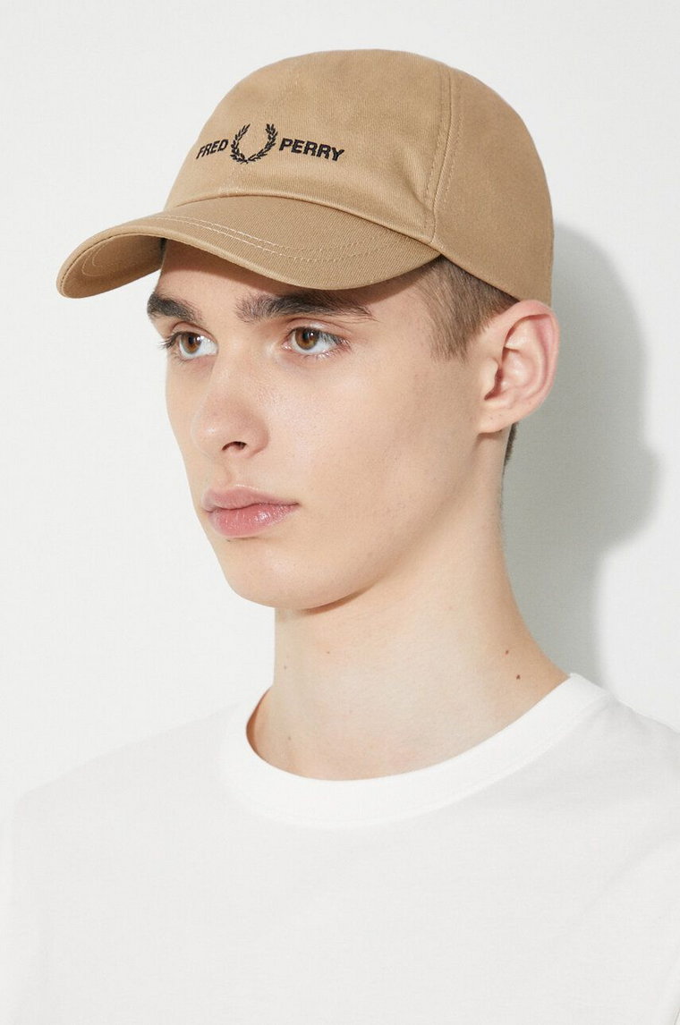 Fred Perry czapka z daszkiem bawełniana Graphic Branded Twill Cap kolor beżowy z aplikacją HW4630.363