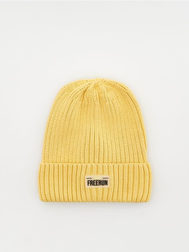 Reserved - Prążkowana czapka z naszywką - żółty