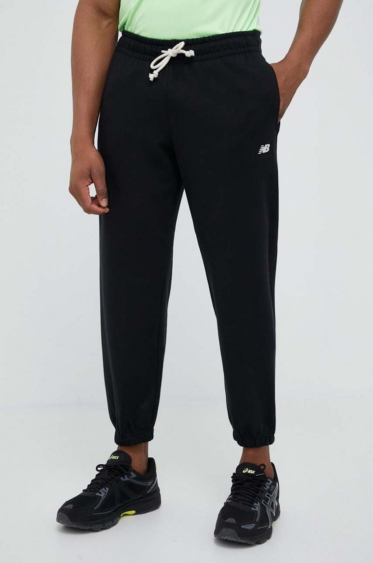 New Balance spodnie dresowe Athletics Remastered kolor czarny gładkie MP31503BK-3BK