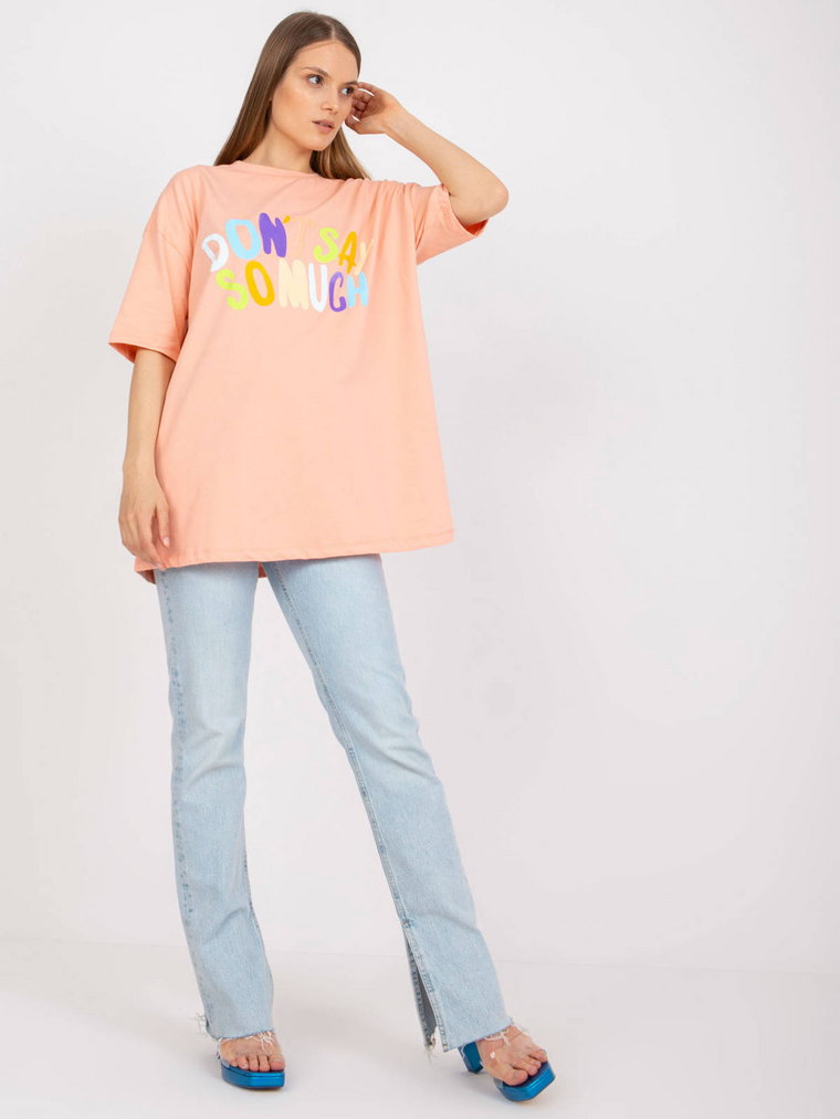 T-shirt z nadrukiem brzoskwiniowy casual dekolt okrągły rękaw krótki długość długa