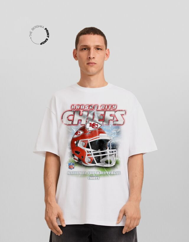 Bershka Koszulka O Pudełkowym Kroju Z Krótkim Rękawem I Nadrukiem Nfl Kansas City Chiefs Mężczyzna M Biały