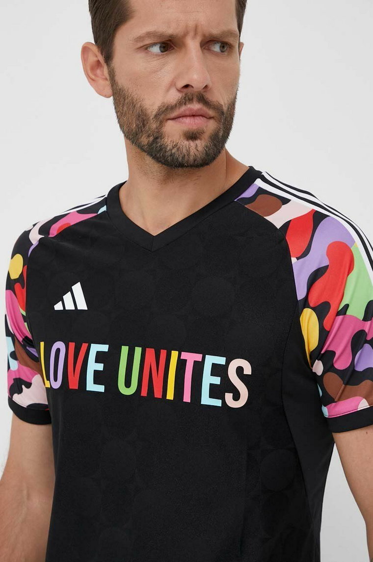 adidas Performance t-shirt treningowy Pride Tiro kolor czarny wzorzysty