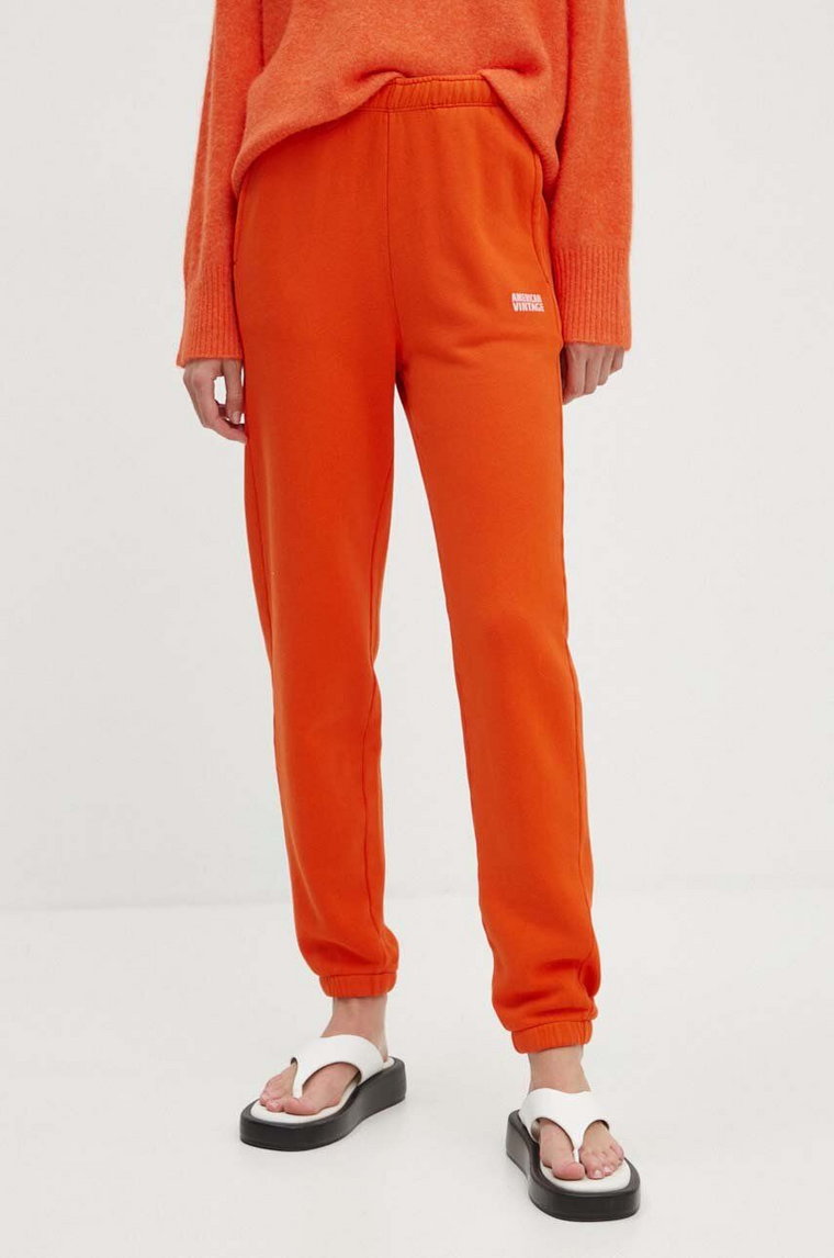 American Vintage spodnie dresowe kolor pomarańczowy z nadrukiem IZU05BH24