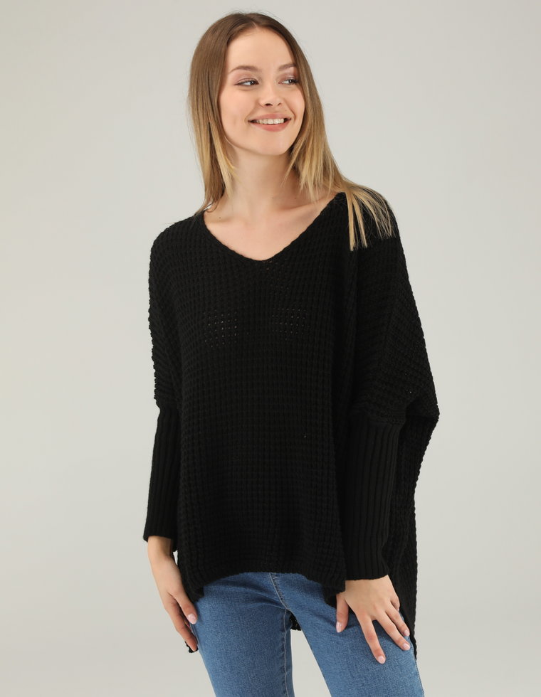 CZARNY SWETER O LUŹNYM SPLOCIE 220-18236 NERO