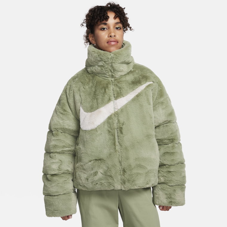 Damska oversize'owa kurtka puchowa ze sztucznego futra Nike Sportswear Essential - Brązowy