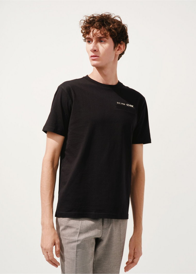 Czarny basic T-shirt męski z logo marki OCHNIK