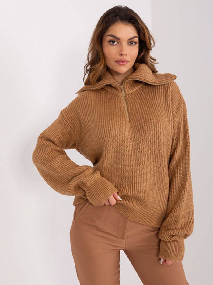 Luźny sweter damski z rozpinanym golfem camel (0374)