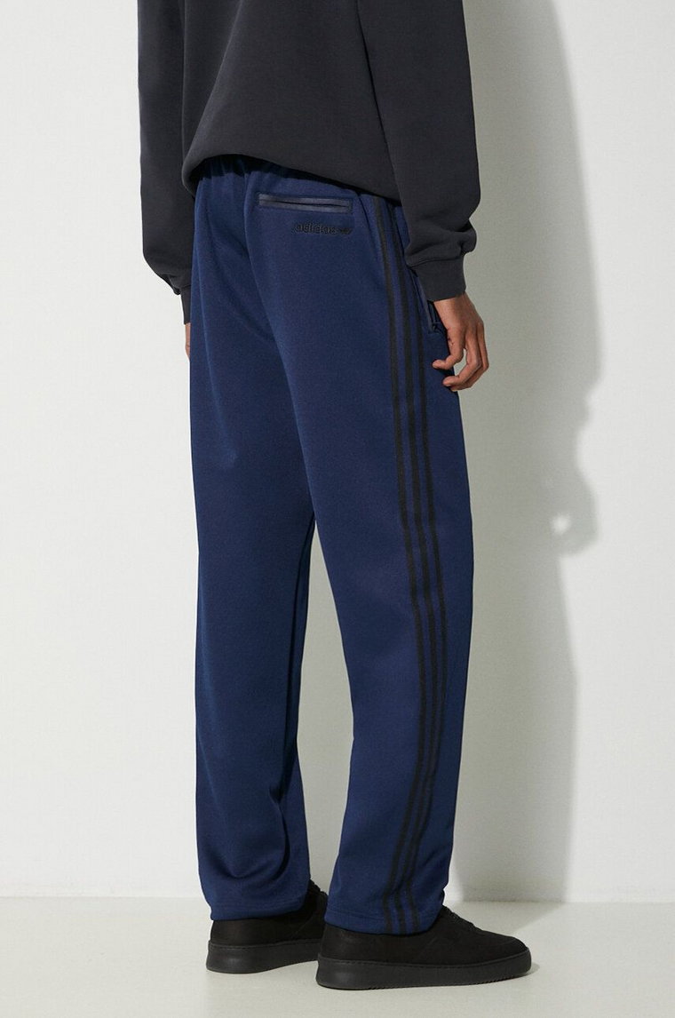 adidas Originals spodnie dresowe Premium Track Pant kolor granatowy z aplikacją IU0204