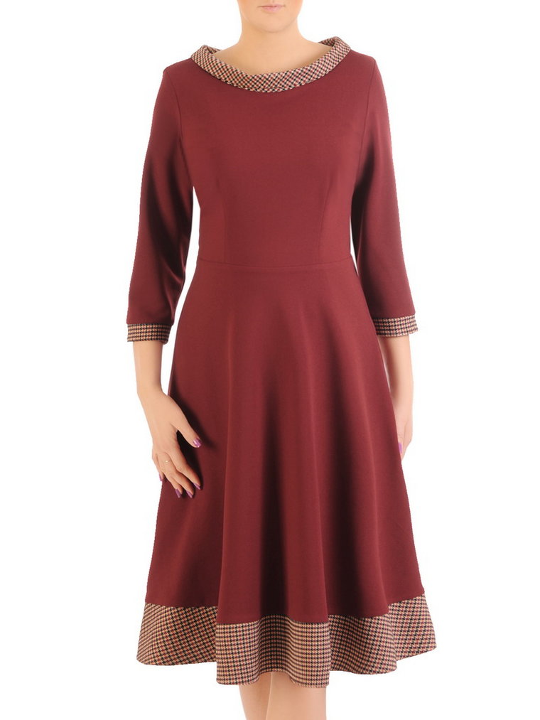 Rozkloszowana sukienka z półgolfem w kolorze bordowym 34859
