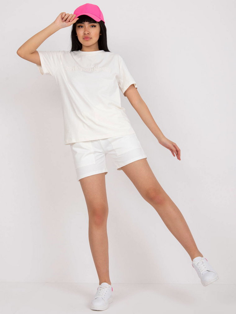 Komplet letni biały casual sportowy t-shirt i szorty dekolt okrągły rękaw krótki nogawka szeroka długość krótka naszywki