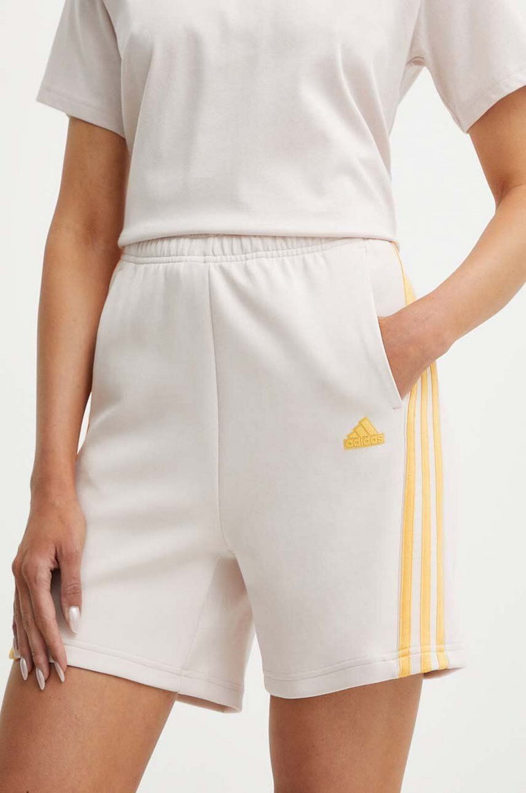 adidas szorty damskie kolor beżowy z aplikacją high waist IS3675