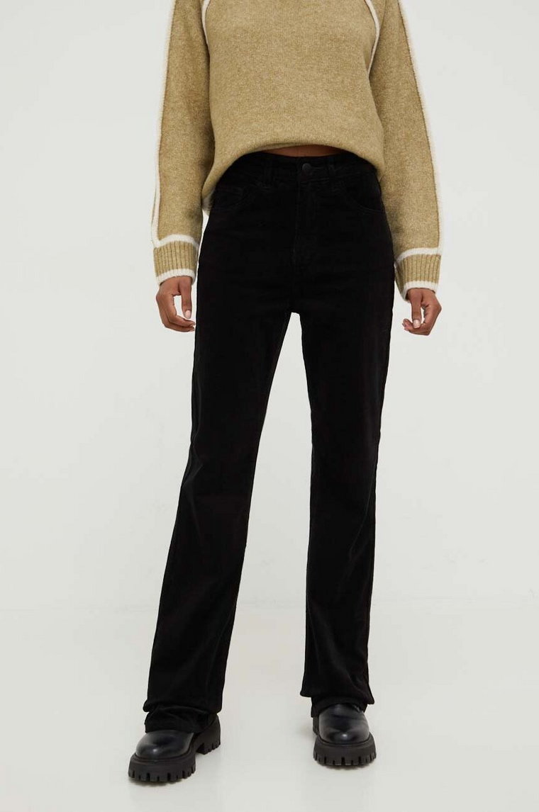 Answear Lab spodnie sztruksowe damskie kolor czarny dzwony high waist