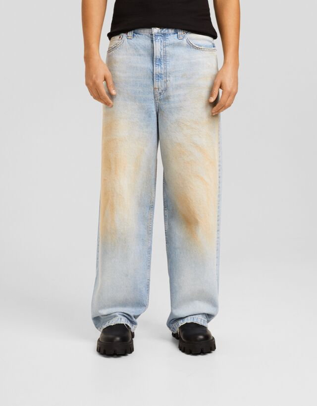 Bershka Spodnie Jeansowe Super Baggy Z Efektem Sprania I Pobrudzenia Mężczyzna 44 Wyblakły Niebieski