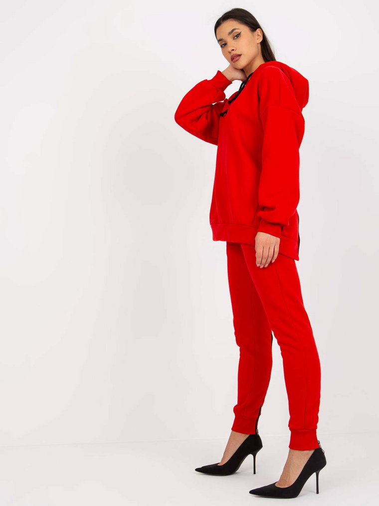 Komplet dresowy czerwony casual bluza i spodnie kaptur rękaw długi nogawka ze ściągaczem długość długa ocieplenie zamek kieszenie
