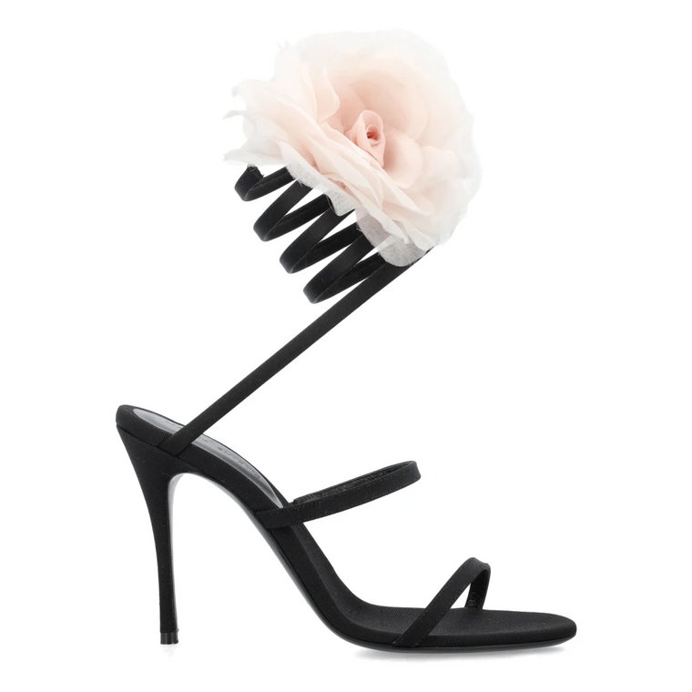 Czarne sandały na obcasie z jedwabno-organzy i kwiatem Magda Butrym
