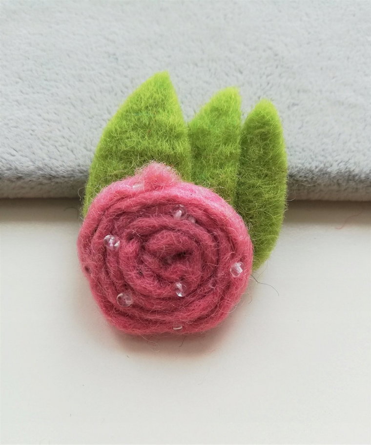 różowa broszka filcowa liść koraliki kwiat filc
