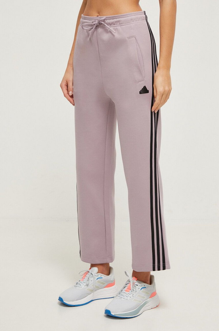 adidas spodnie dresowe kolor fioletowy z aplikacją  IS3661