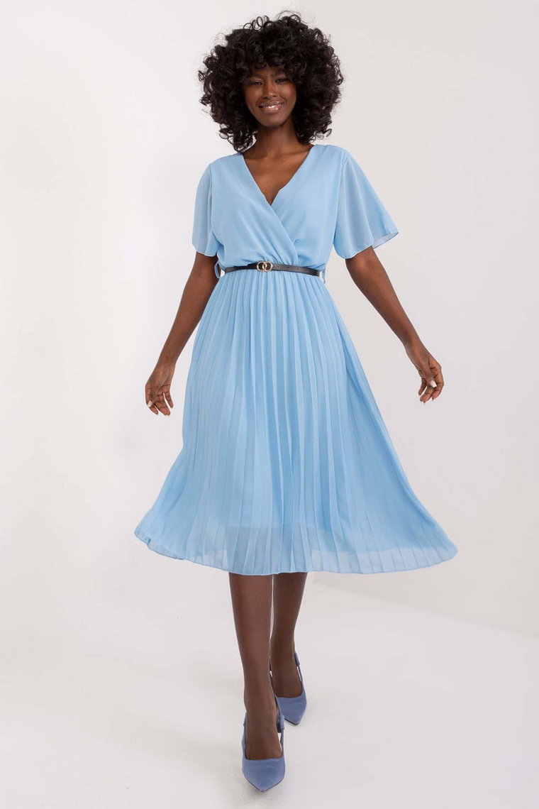Elegancka plisowana sukienka midi z paskiem- błękitna