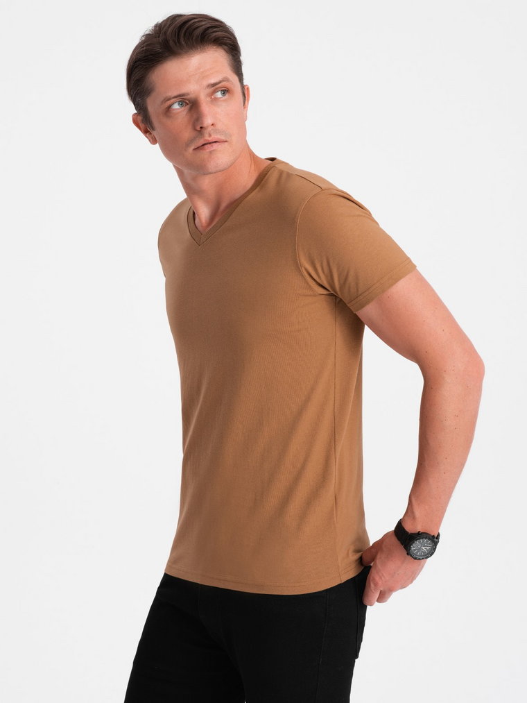 Klasyczna męska bawełniana koszulka z dekoltem w serek BASIC - ciepło-brązową V8 OM-TSBS-0145