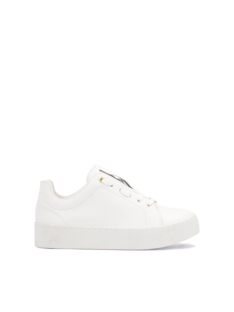 Białe minimalistyczne sneakersy na prostej podeszwie