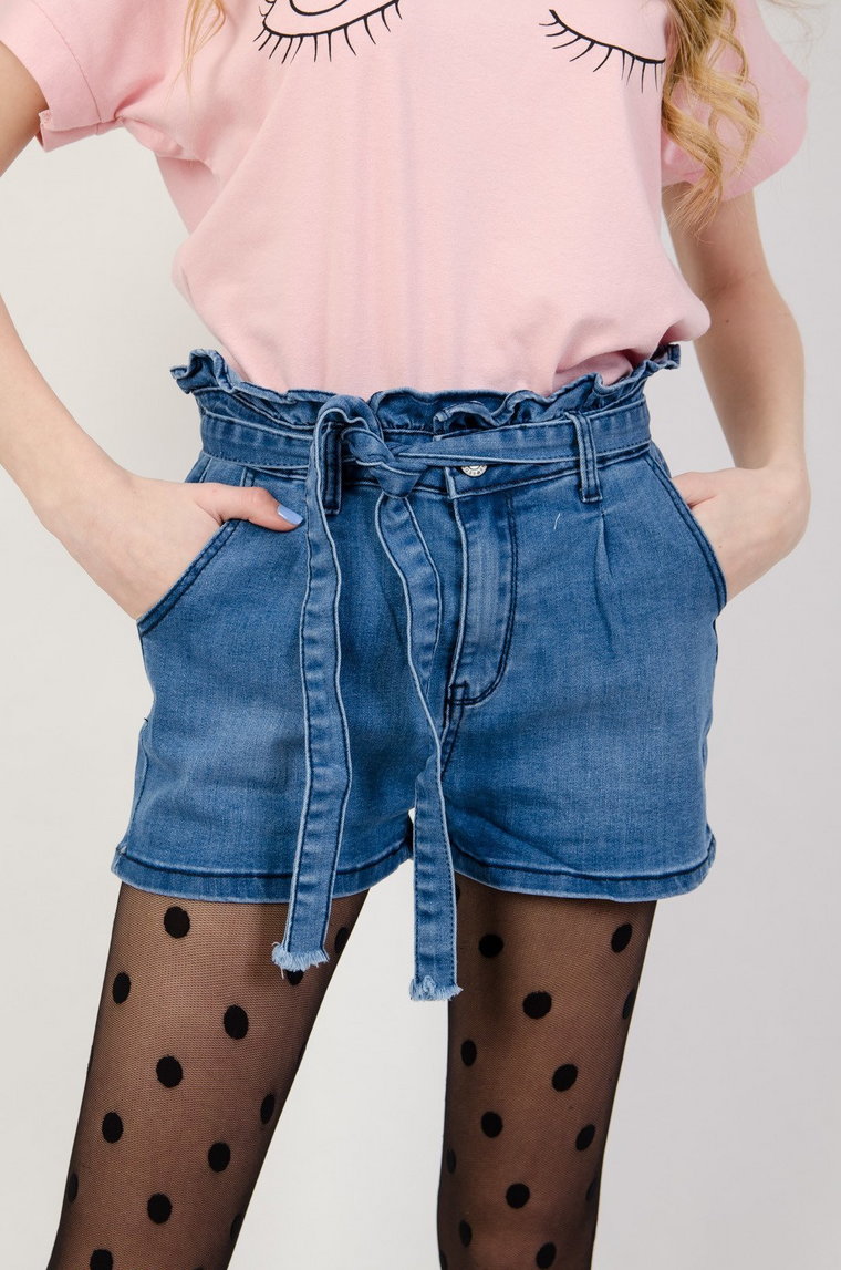 Jeansowe szorty z falbanką w pasie oraz paskiem