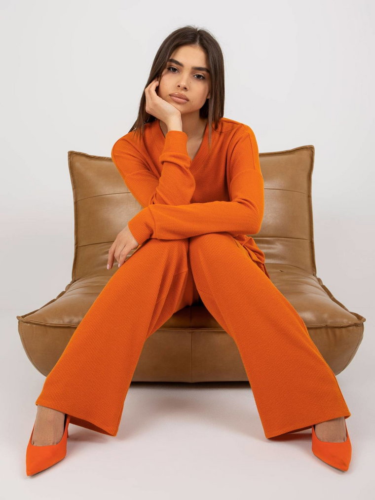 Komplet casualowy pomarańczowy casual bluza i spodnie dekolt w kształcie V rękaw długi nogawka szeroka długość długa materiał prążkowany