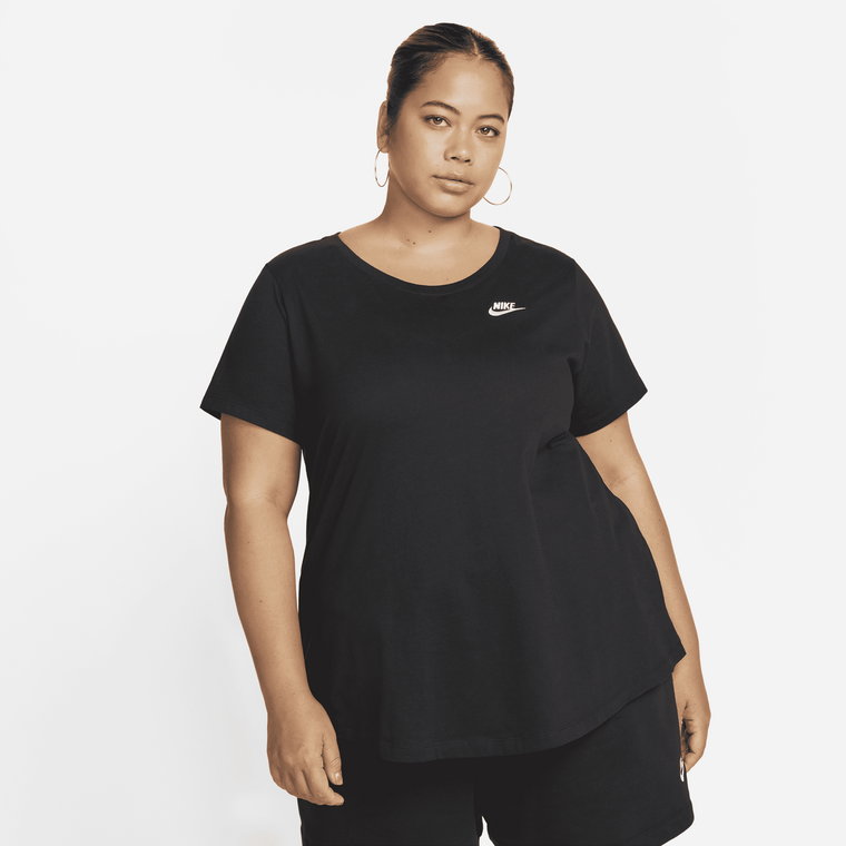 T-shirt damski Nike Sportswear Club Essentials (duże rozmiary) - Czerń