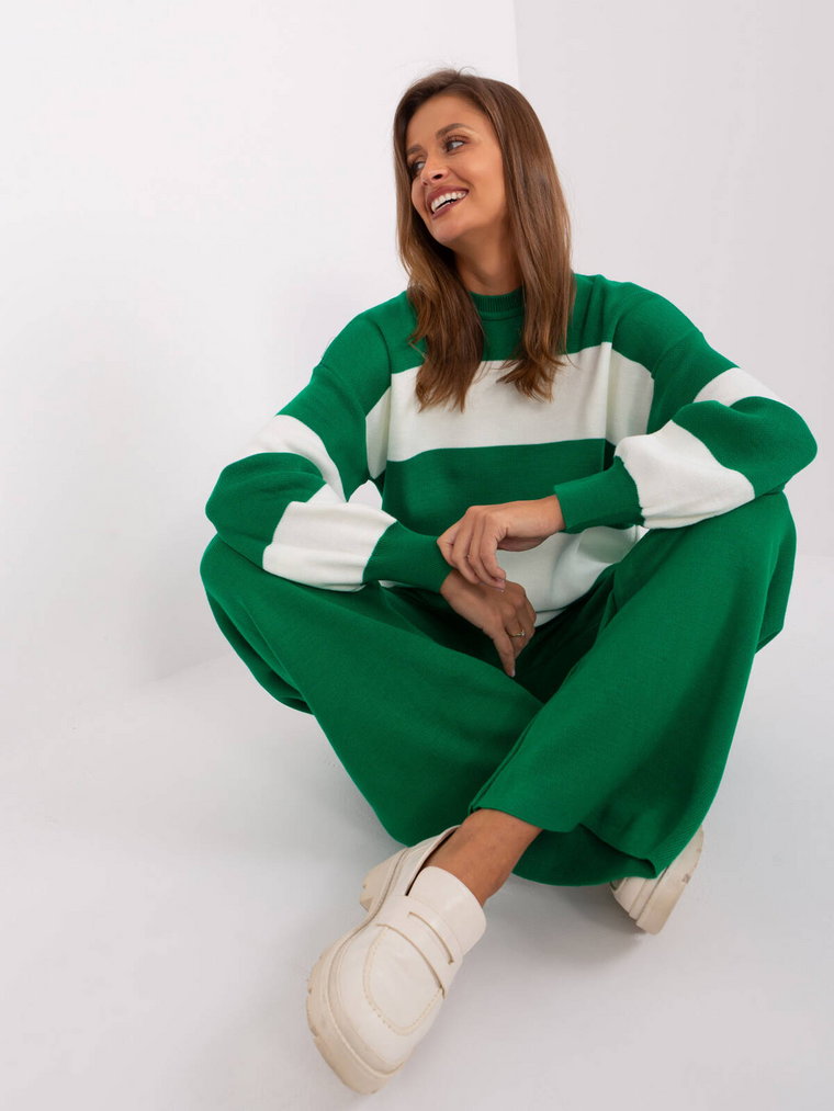 Sweter oversize zielony dekolt okrągły rękaw długi długość długa