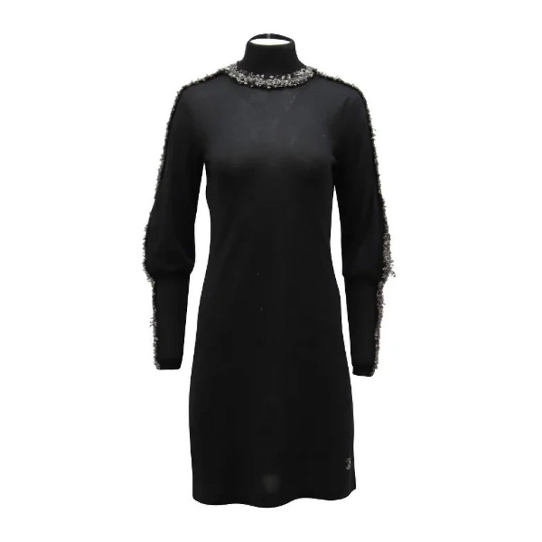 Używana czarna sukienka z wysokim kołnierzem z tweedu Chanel Vintage