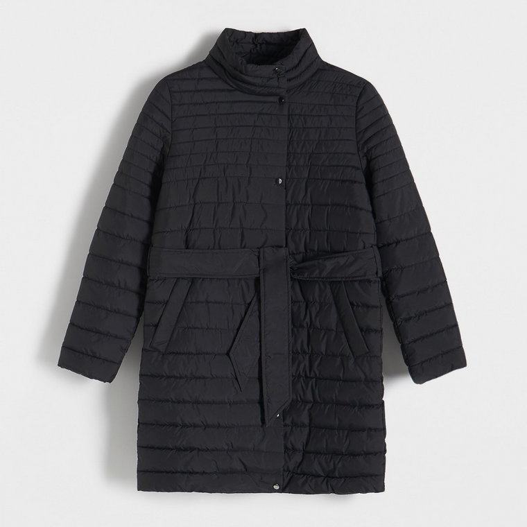 Reserved - Pikowany płaszcz z wiązaniem - Czarny