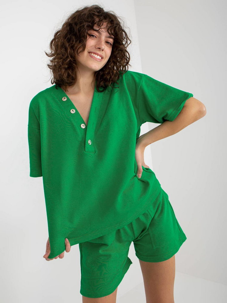 Komplet letni zielony casual bluzka i szorty dekolt w kształcie V rękaw krótki nogawka szeroka długość krótka guziki troczki kieszenie