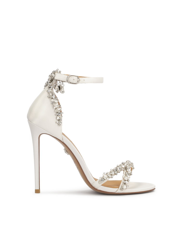 Białe ślubne sandały zdobione cyrkoniami