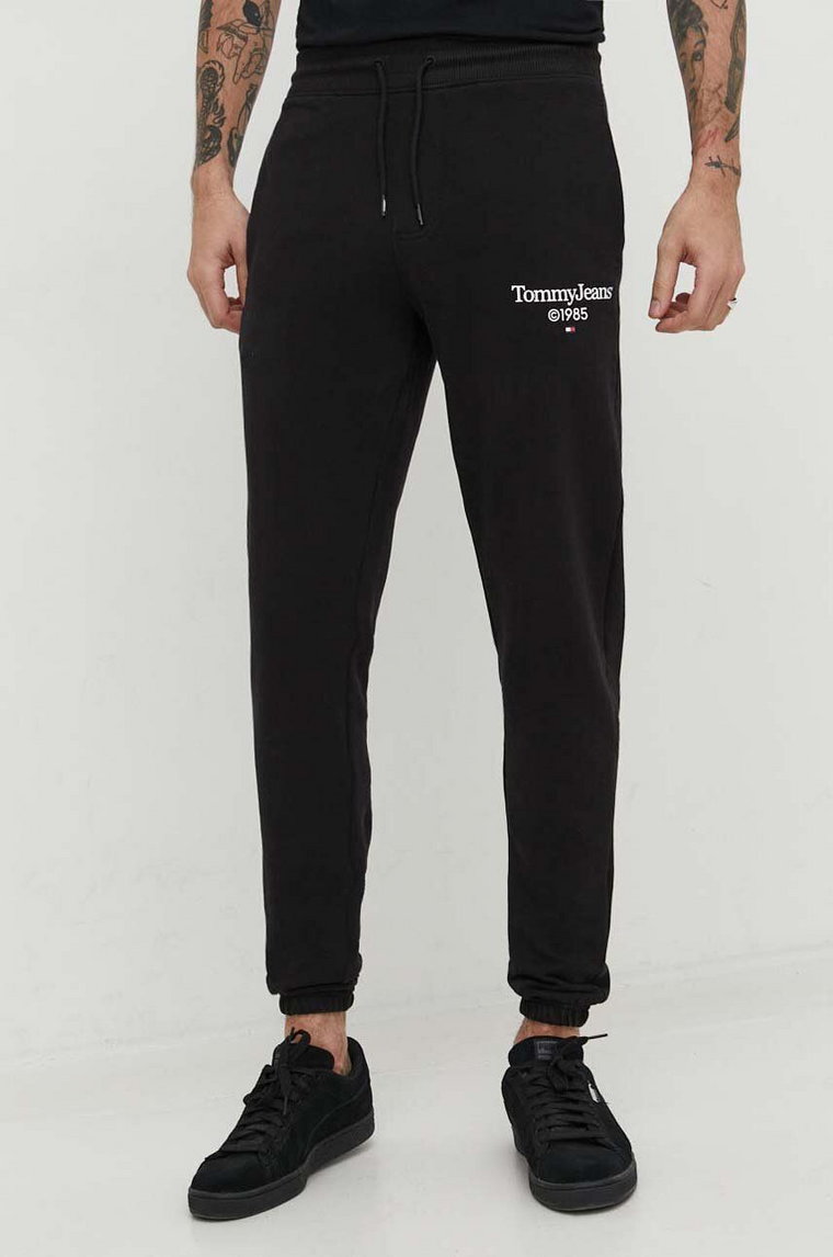 Tommy Jeans spodnie dresowe bawełniane kolor czarny z nadrukiem DM0DM18935
