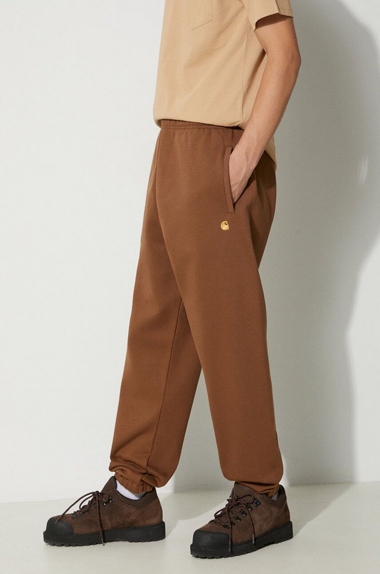 Carhartt WIP spodnie dresowe Chase Sweat Pant kolor brązowy gładkie I028284.1R0XX