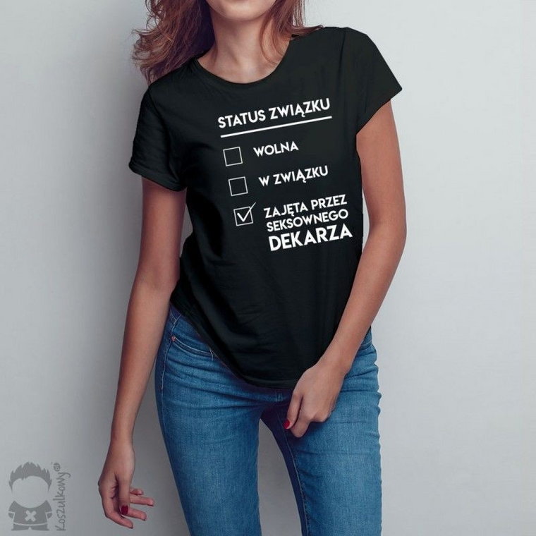 Wolna / w związku / zajęta przez seksownego dekarza - damska koszulka z nadrukiem