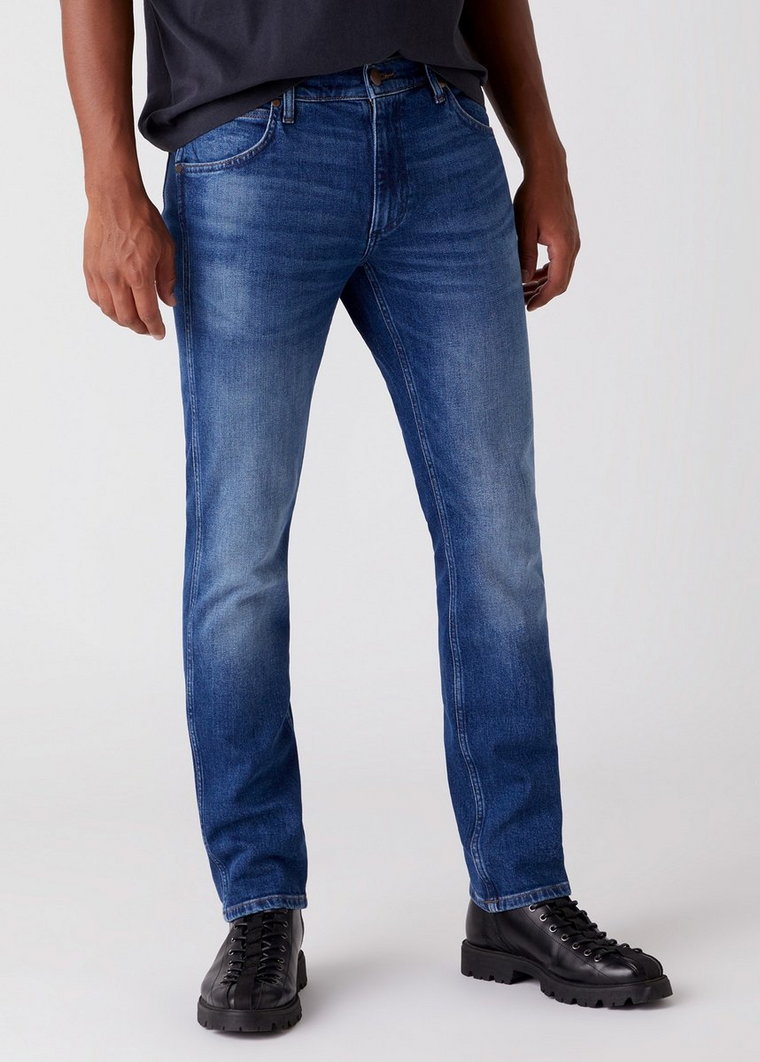 Jeansy Wrangler Greensboro Hard Edge    W15QJX246 35 34