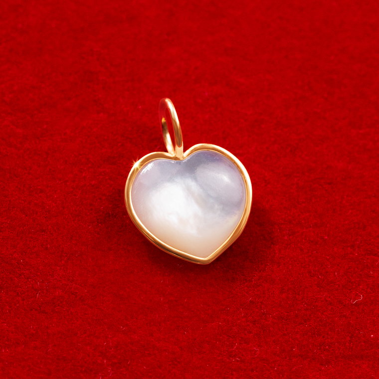 Serce 0,8 cm, z masy  perłowej w ramce ze złota 585