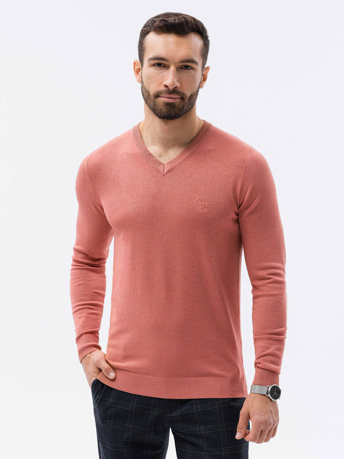 Sweter męski z haftem E191 - różowy - S Ombre Clothing