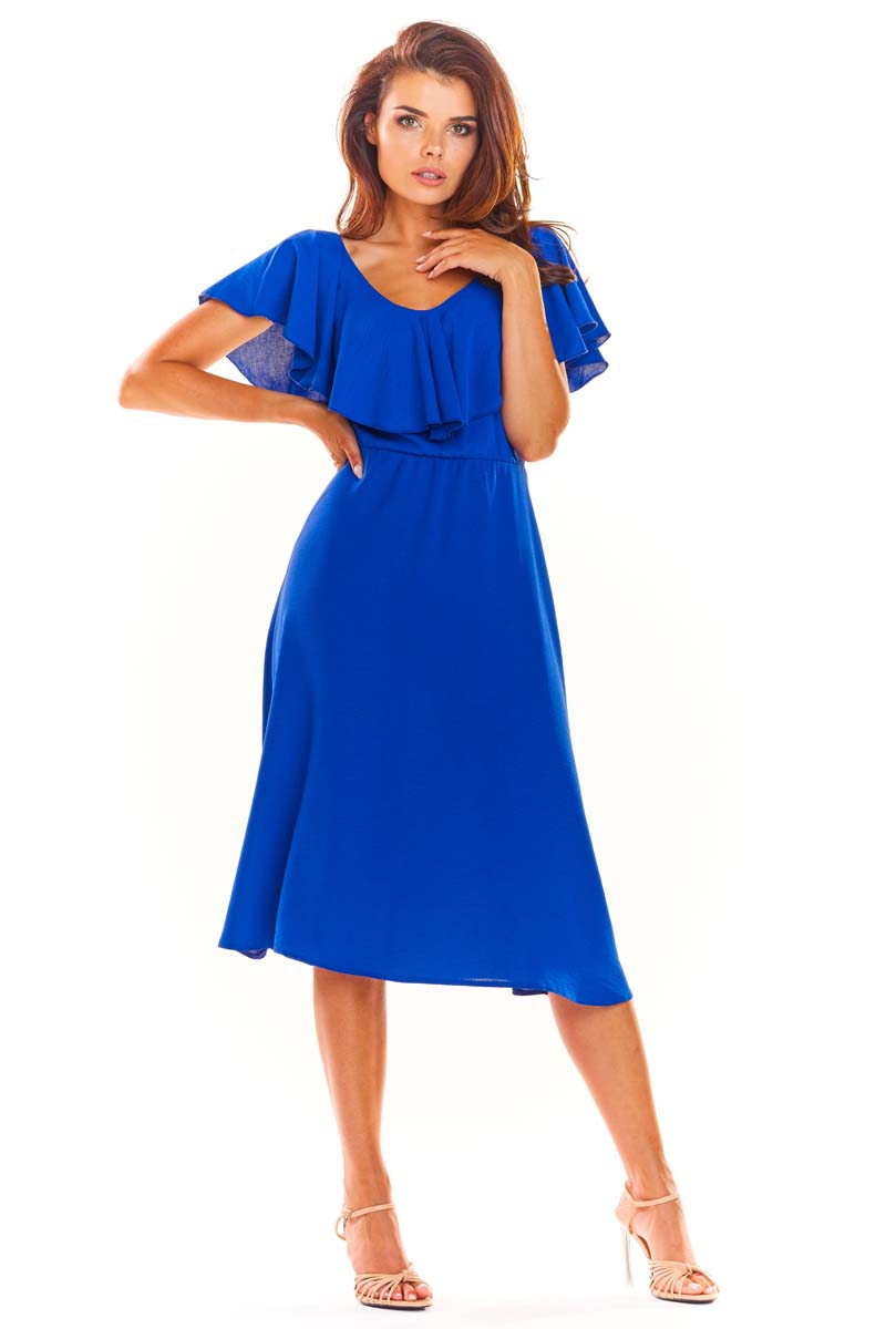 Midi sukienka z falbanką przy dekolcie - niebieska AWAMA