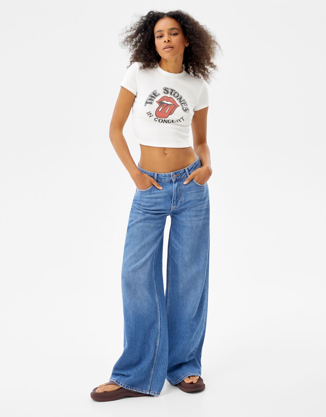 Bershka Prążkowana Koszulka Z Krótkim Rękawem I Motywem Rolling Stones  Kobieta L Biały Bershka