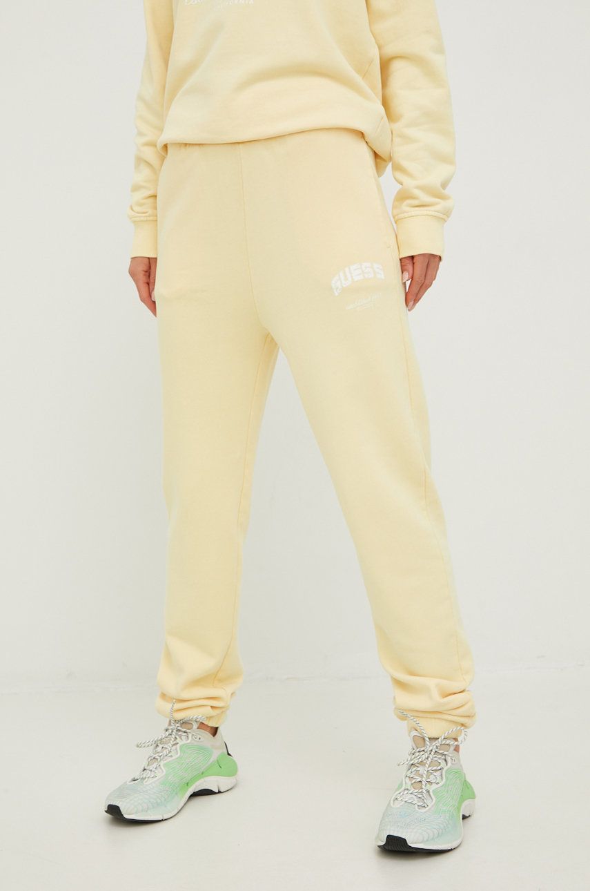 Guess spodnie dresowe bawełniane damskie kolor żółty z nadrukiem Guess