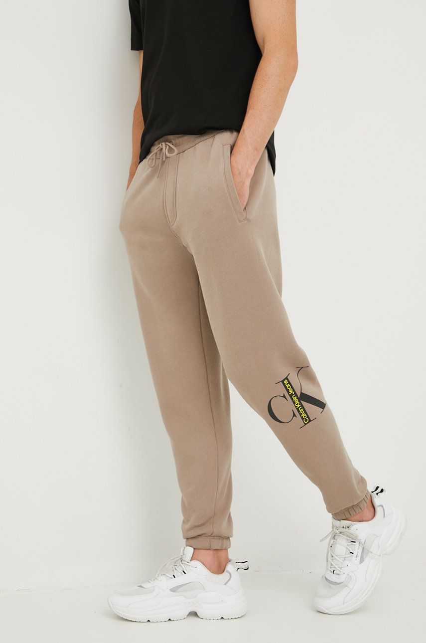 Calvin Klein Jeans spodnie dresowe męskie kolor beżowy z nadrukiem Calvin  Klein Jeans