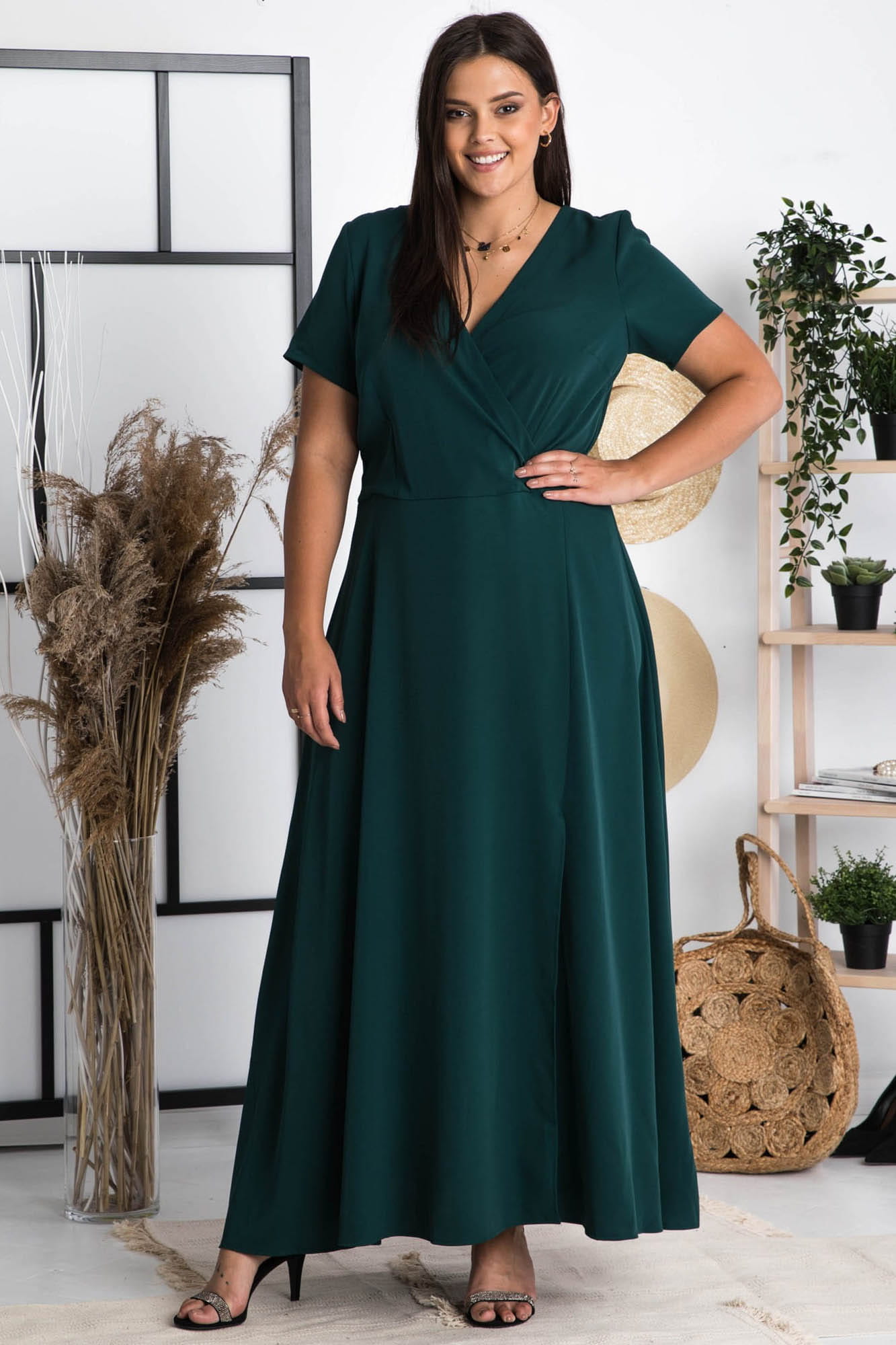 Sukienka plus size długa z kopertowym dekoltem FIOMENA long butelkowa  zieleń KARKO