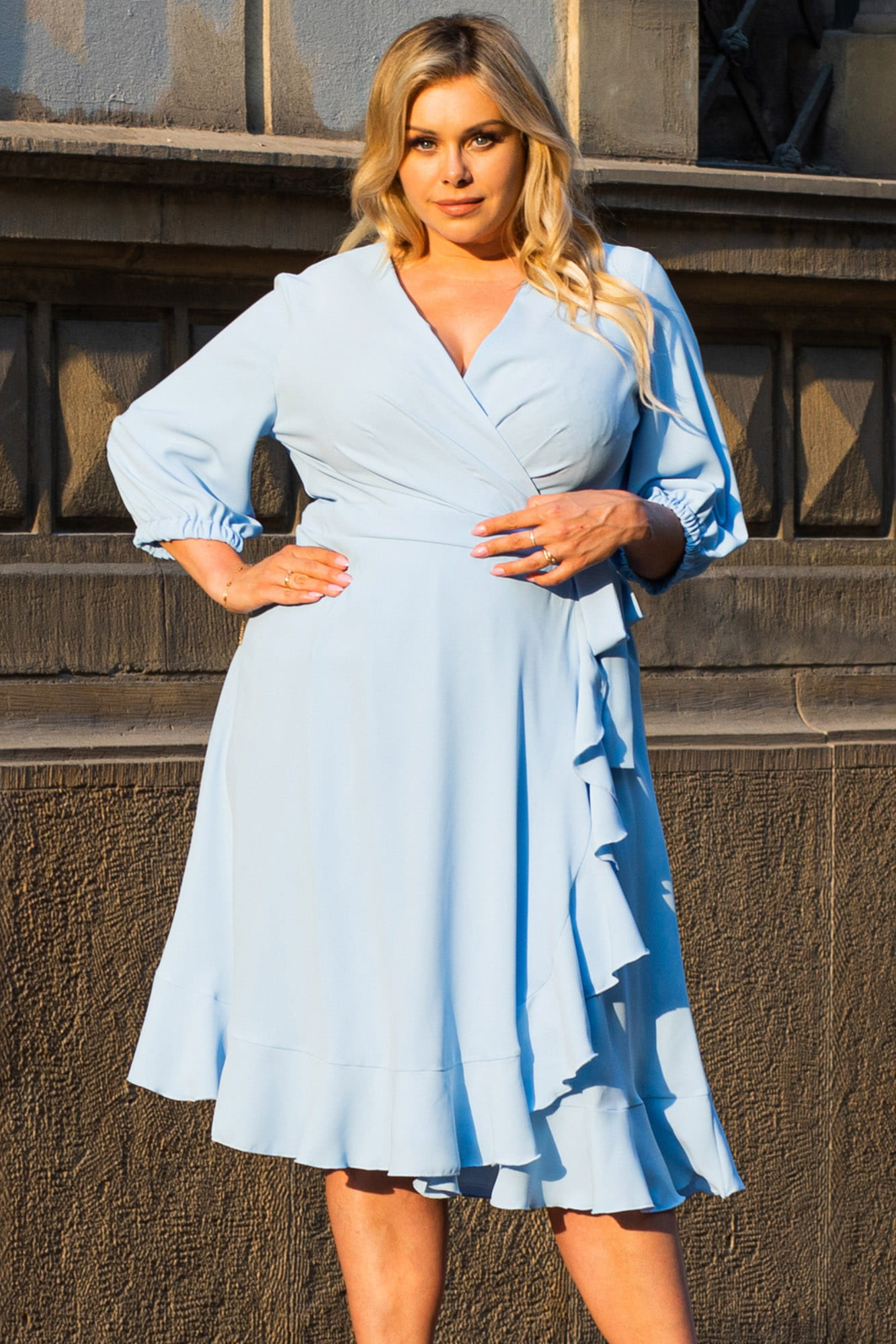 Sukienka kopertowa na komunie elegancka z falbanką wiązana IRIS błękitna  KARKO
