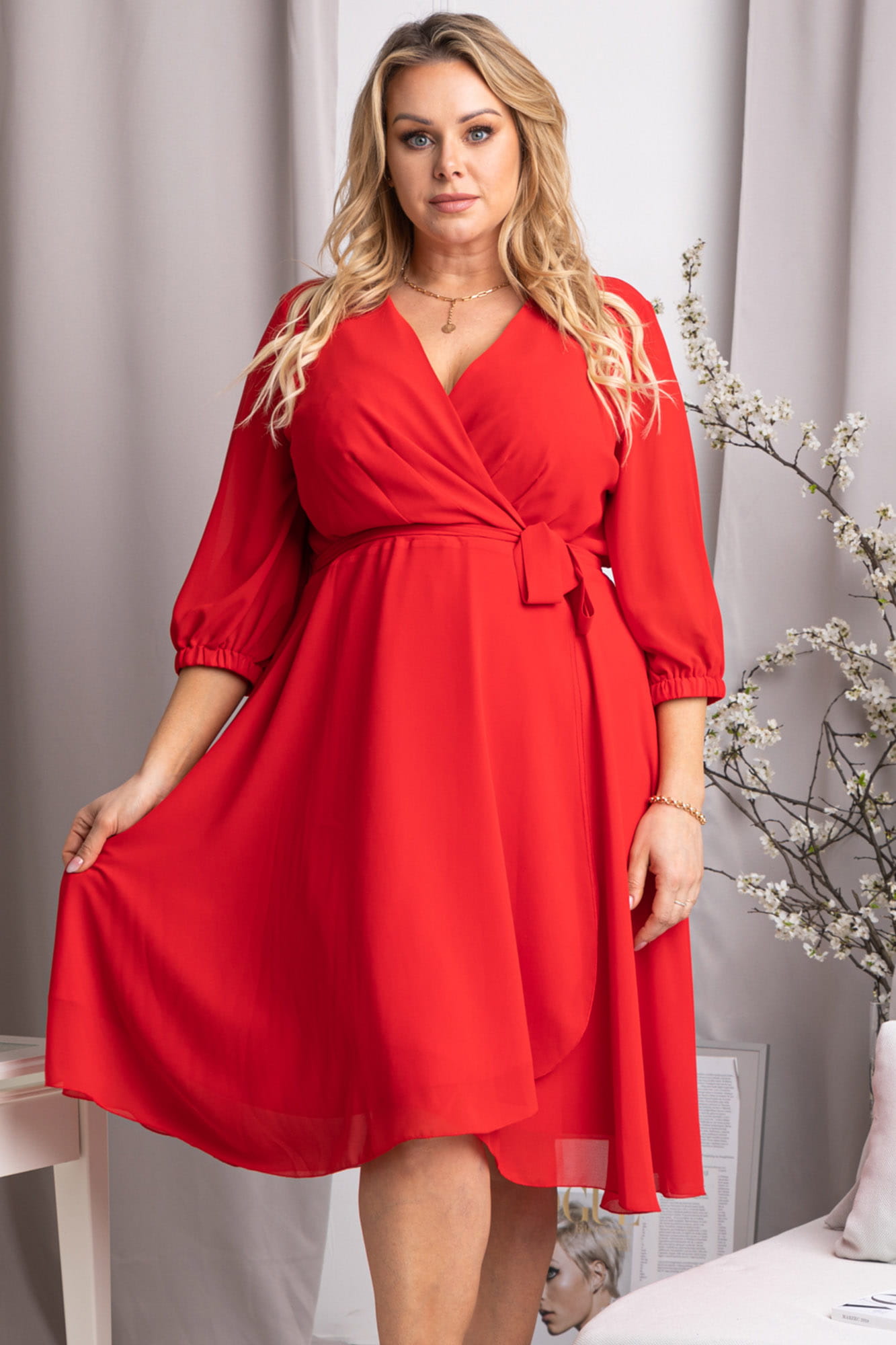 Sukienka ekskluzywna szyfonowa kopertowa rozkloszowana plus size NATALY  czerwona KARKO
