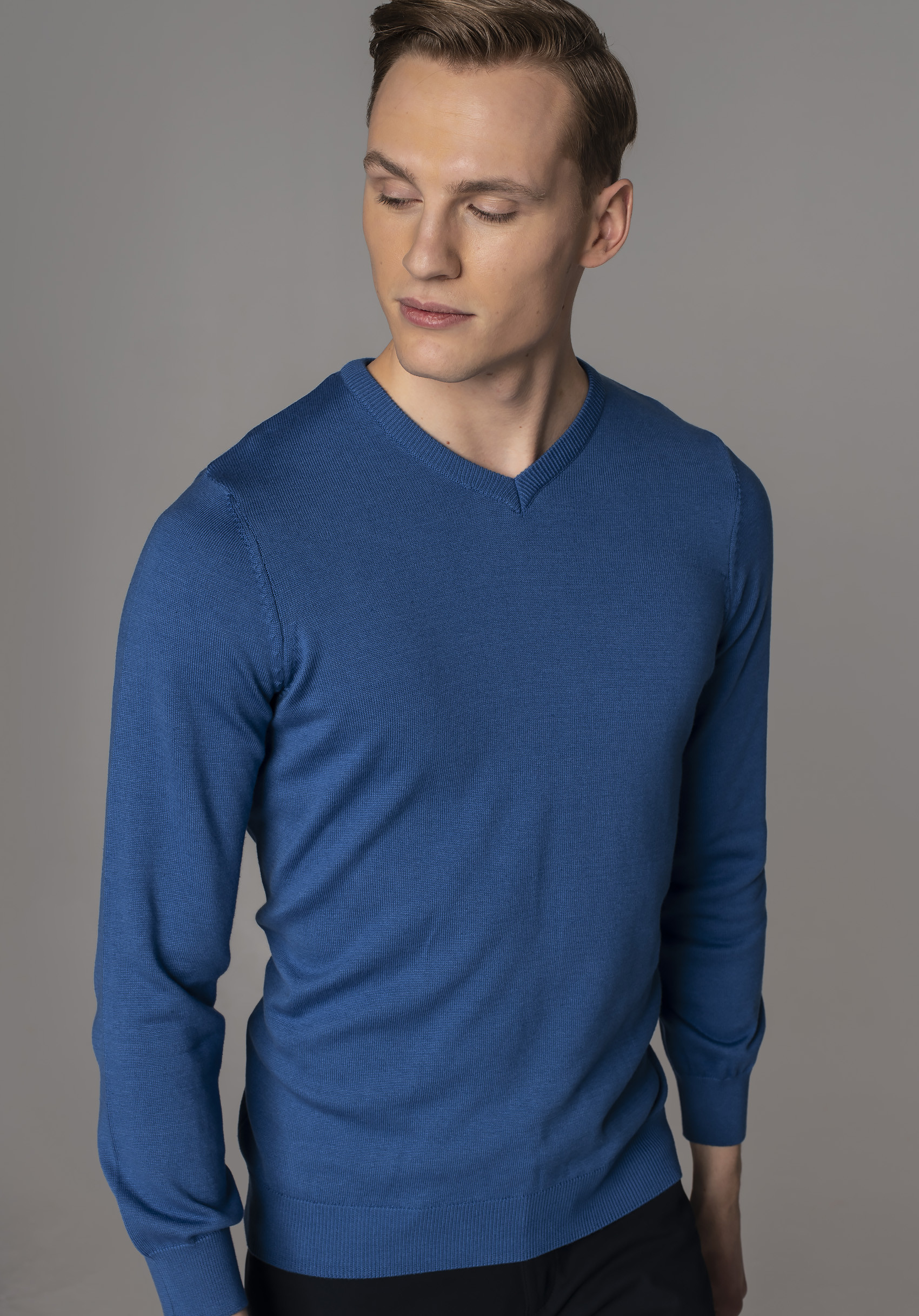Niebieski sweter męski w serek Recman VITTEL Recman